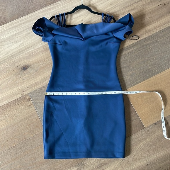 Guess Edrea Ruffled Cold Shoulder Dress Bodycon Navy Blue Size Large NWOT - Picture 6 of 12